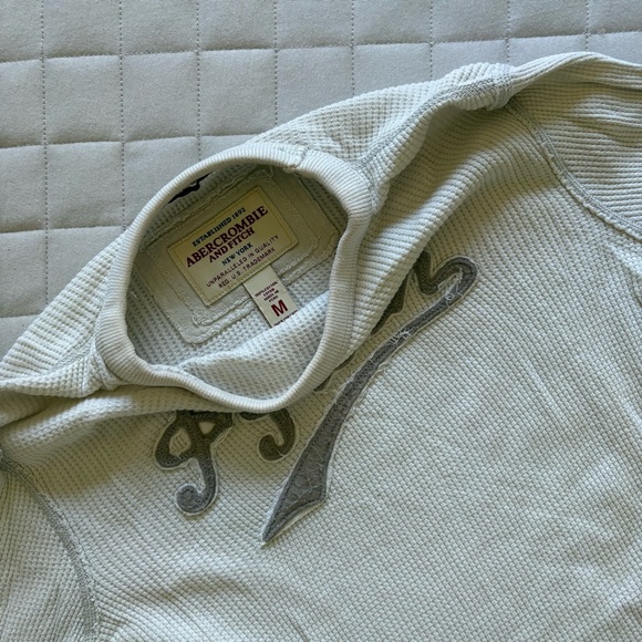 Abercrombie & Fitch Men’s Beige Long Sleeve Ribbed Tee/T-Shirt - Picture 2 of 3